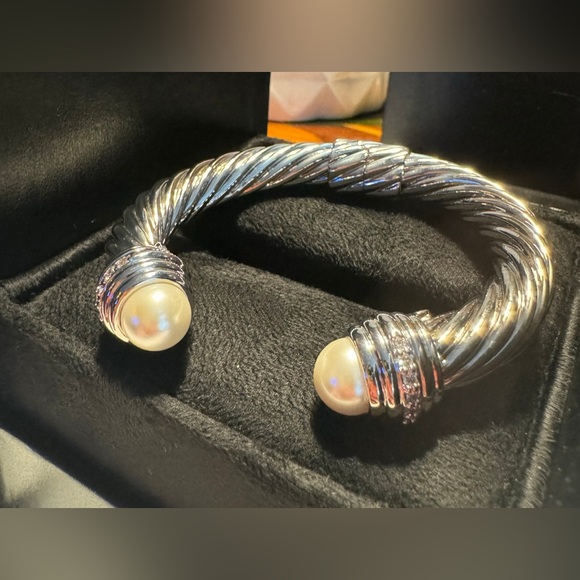 Silver cable bracelet with pearl like stone and diamond-like detail - Picture 1 of 6